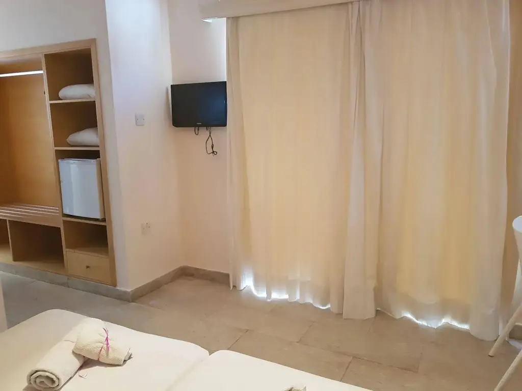Айя-Напа: L' Eros Hotel