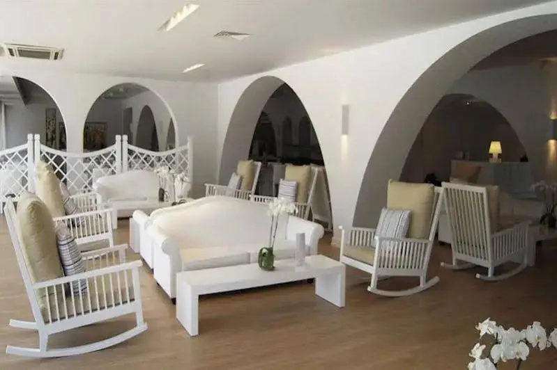 Агиос Тихонас: Golden Arches Hotel