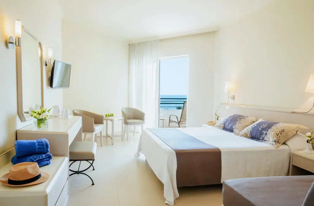 Пафос: Louis Imperial Beach Hotel