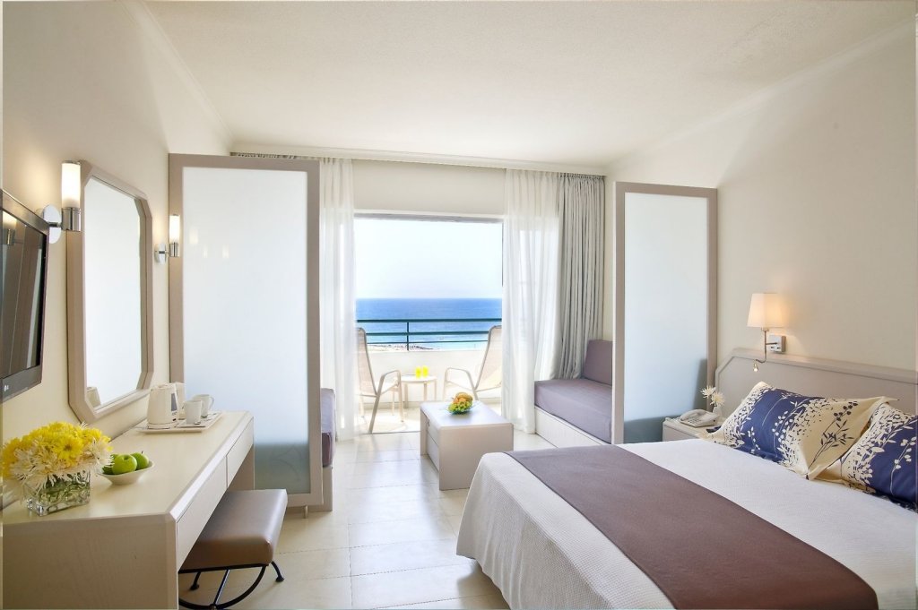 Пафос: Louis Imperial Beach Hotel
