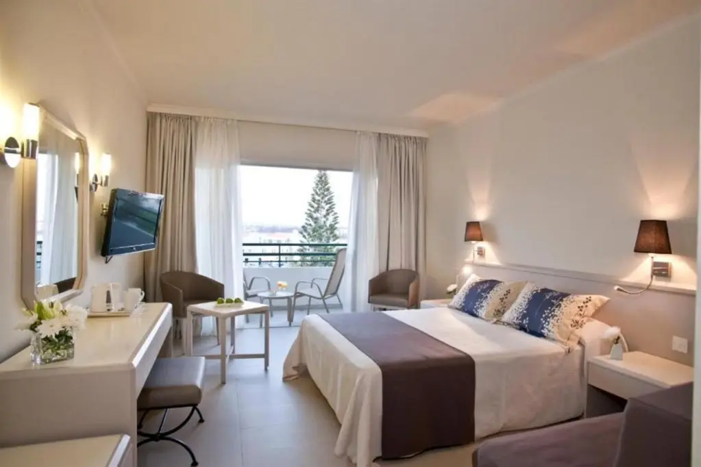 Пафос: Louis Imperial Beach Hotel