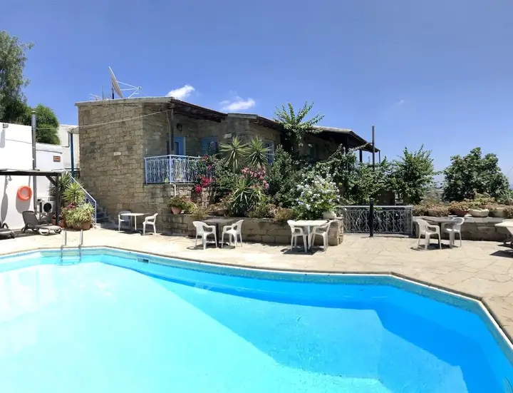 Точни: Adamos studio Hotel Apartments