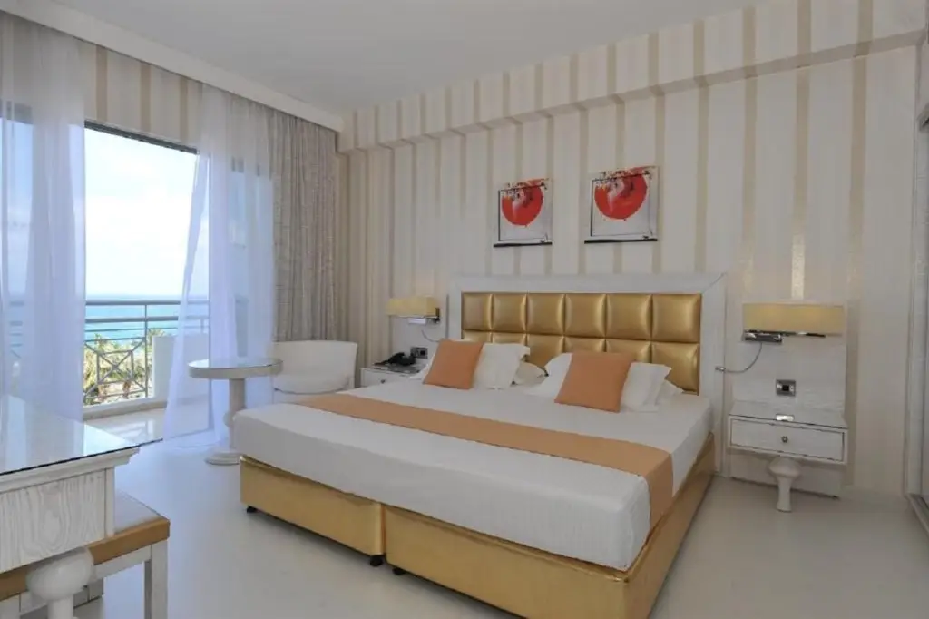 Хлорака: St. George Beach Hotel & Spa Resort