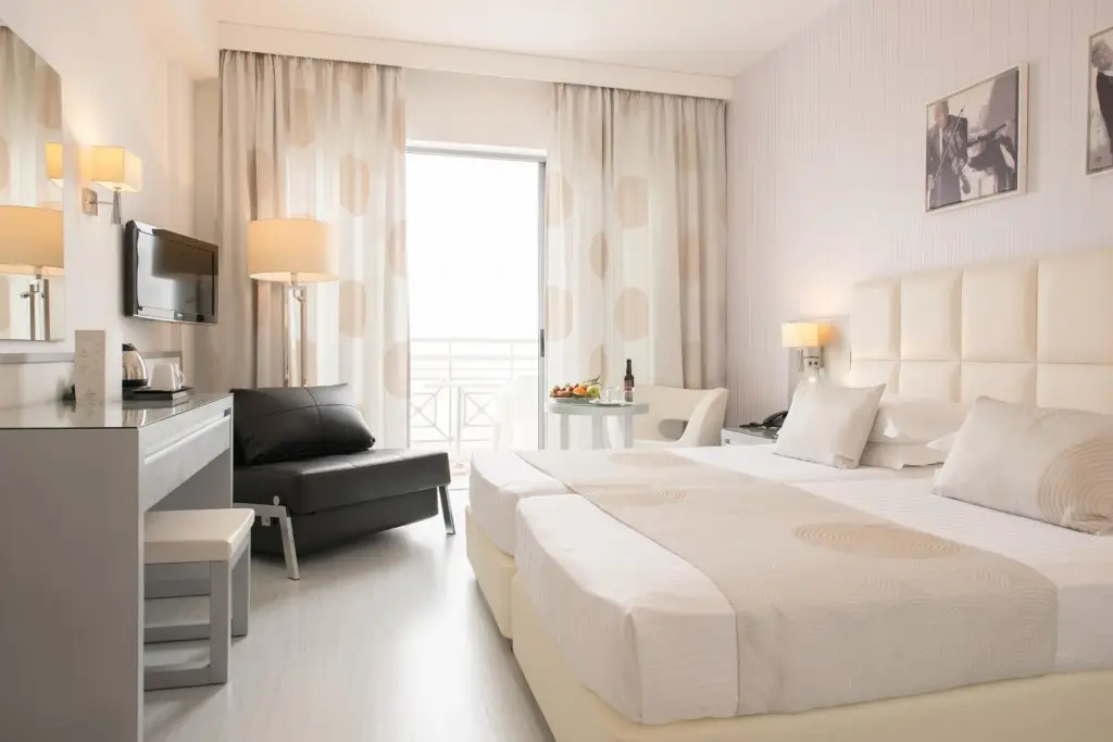 Хлорака: St. George Beach Hotel & Spa Resort