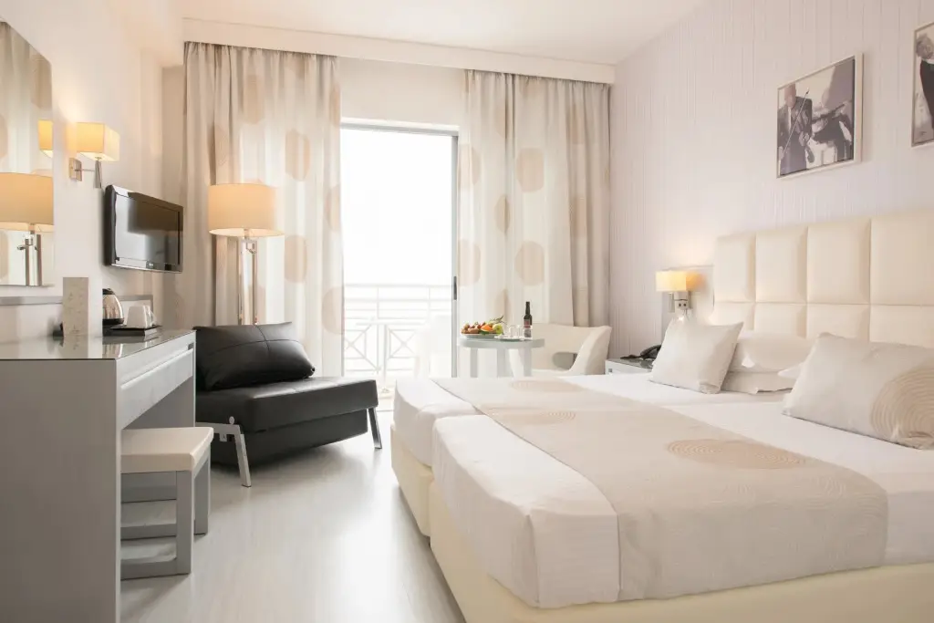 Хлорака: St. George Beach Hotel & Spa Resort