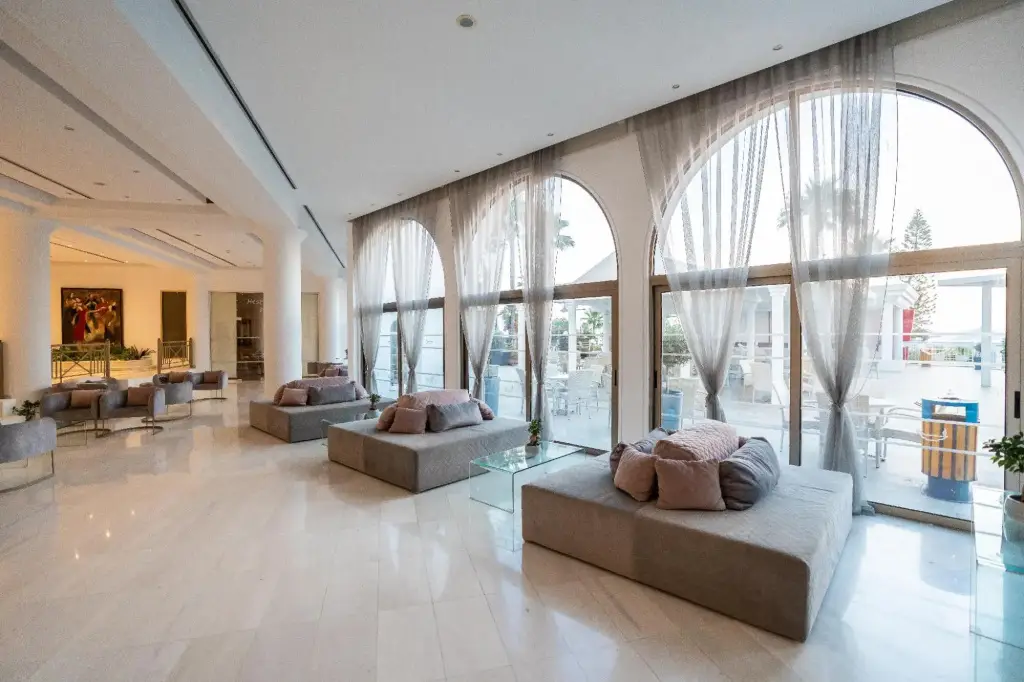 The Golden Coast Beach Hotel — фото 1
