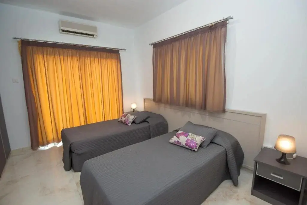 Айя-Напа: Makronissos Beach Villas