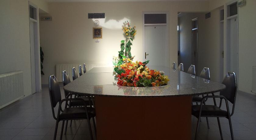 Полеми: Warm Nest Seniors Only