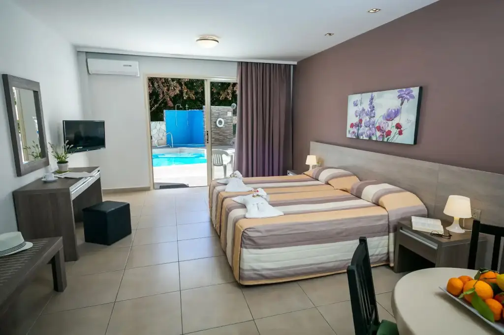 Пафос: Crystallo Apartments