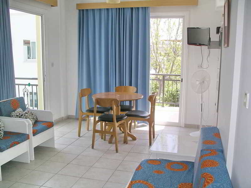 Полис Хрисохус: Renos Tourist Apartments