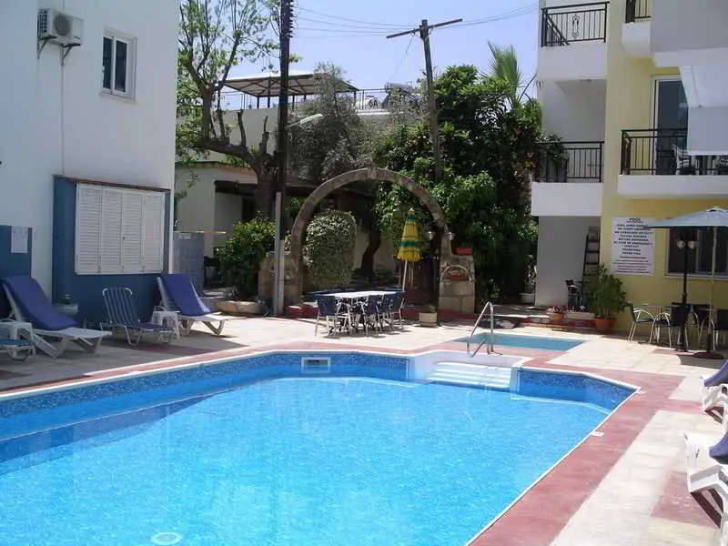 Полис Хрисохус: Renos Tourist Apartments