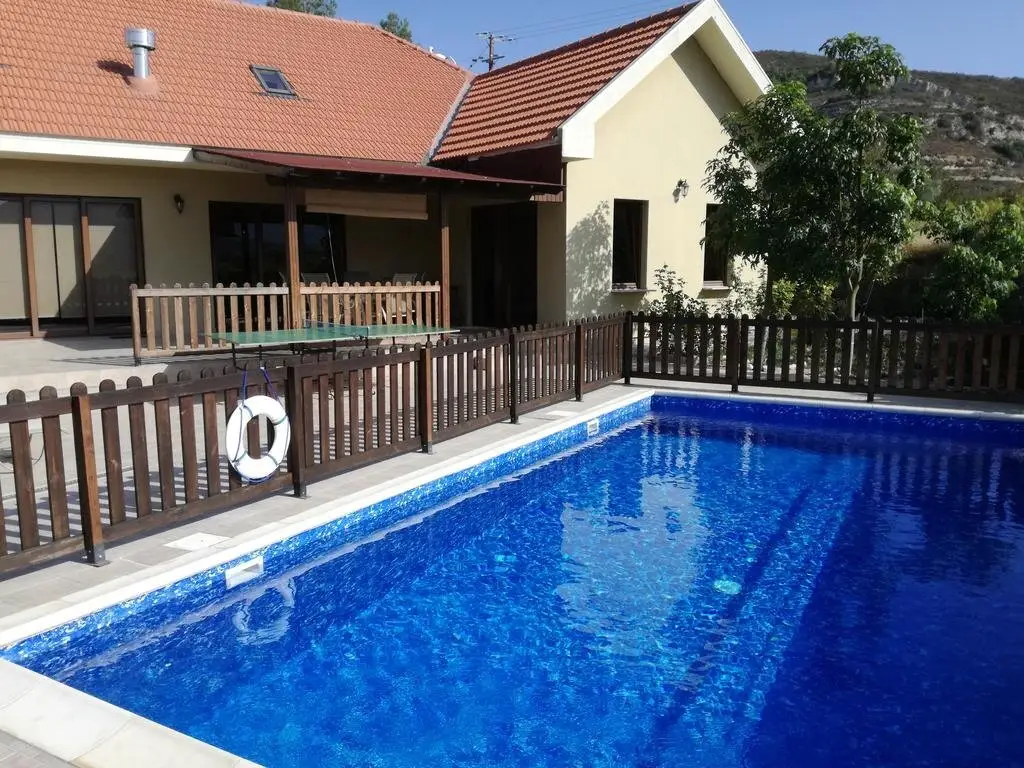 Какопетрия: Roses Villa