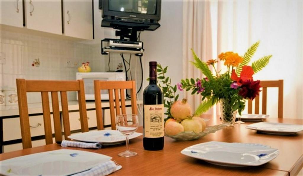 Стени: Rose Garden Villa Peristerona