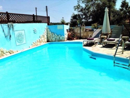 Стени: Rose Garden Villa Peristerona