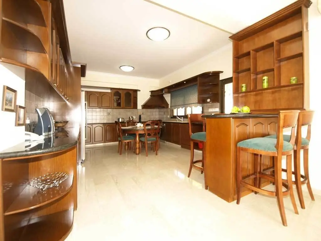 Агиос Тихонас: Patatas Villa