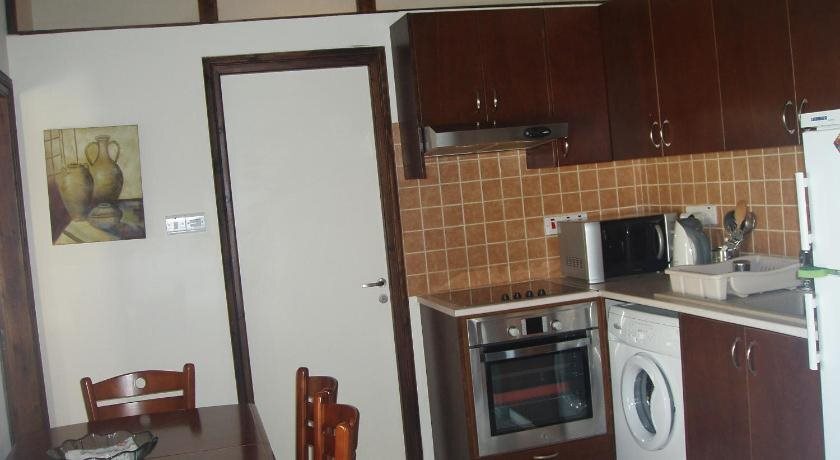 Точни: Vrakas House