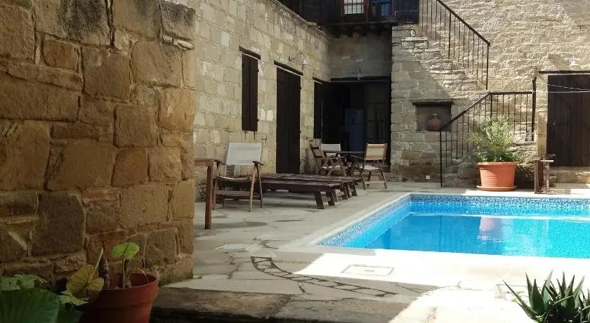Точни: Vrakas House