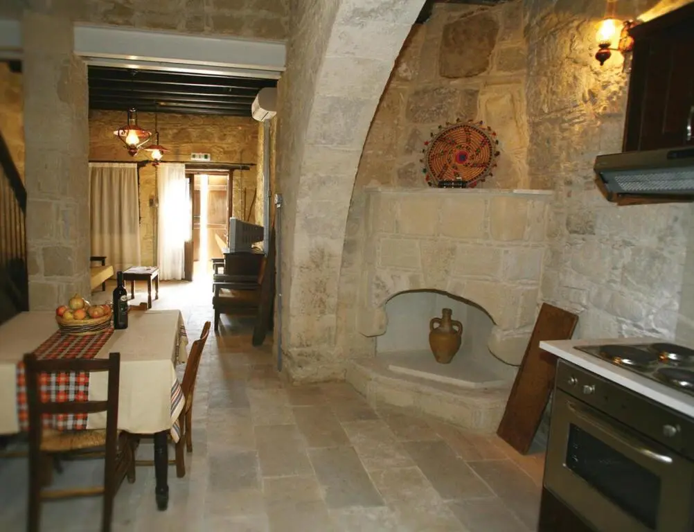 Гоуди: Leonidas Village Houses