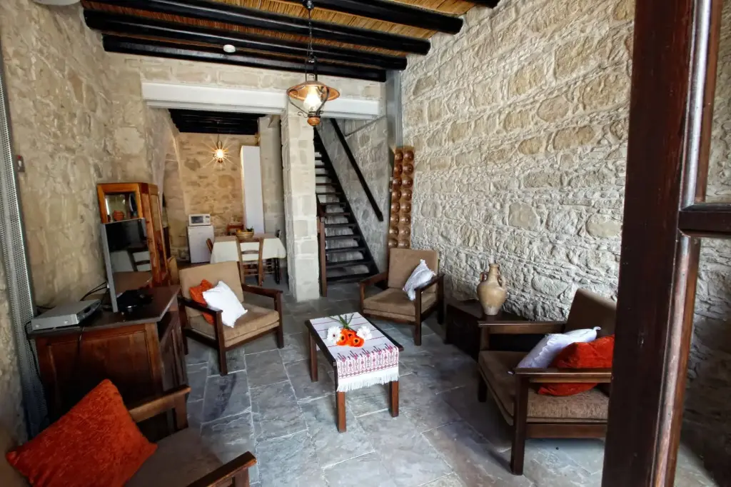 Гоуди: Leonidas Village Houses
