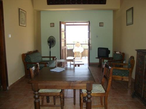Точни: Evalena House