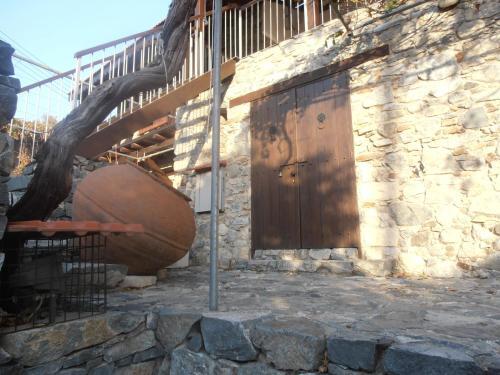 Какопетрия: Symposio Maria House 1