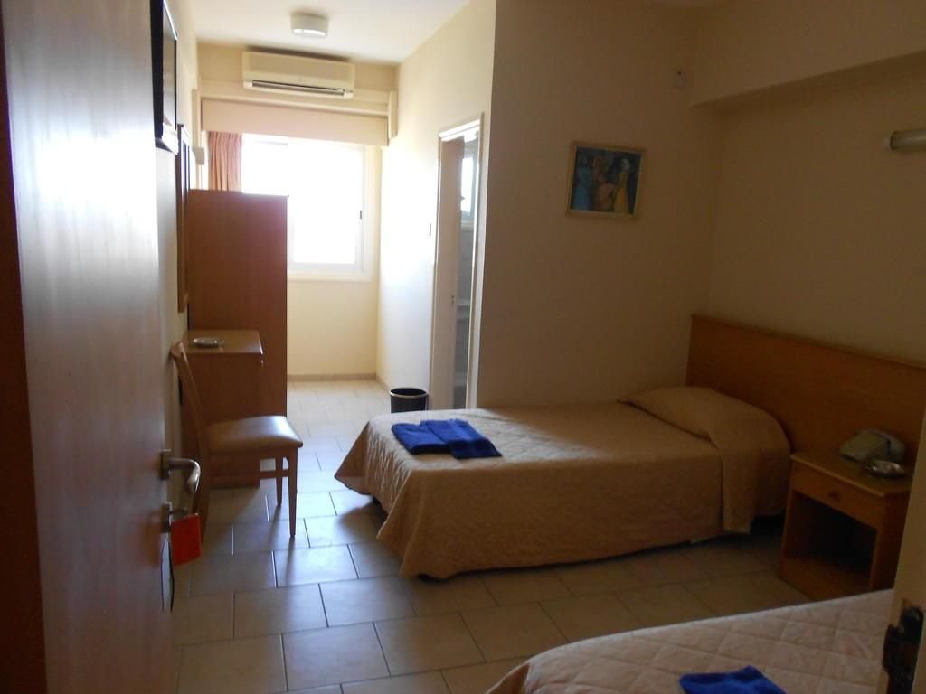 Агиа-Варвара: Denis Hotel