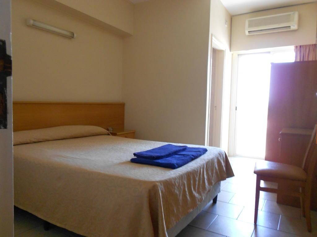 Агиа-Варвара: Denis Hotel