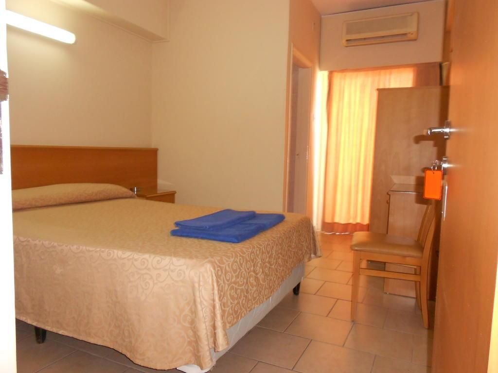 Агиа-Варвара: Denis Hotel