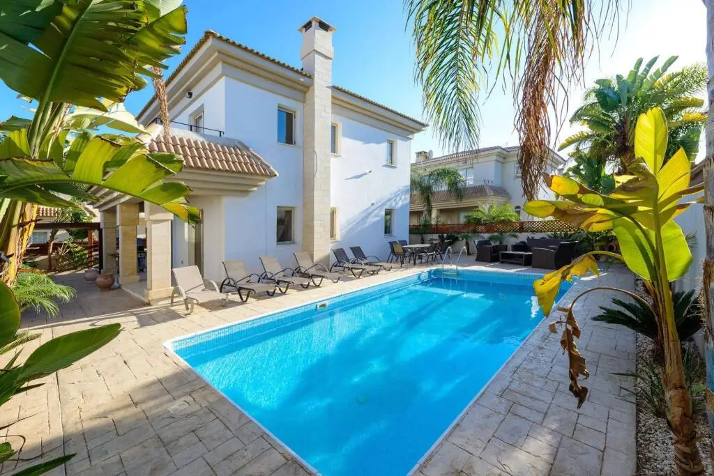 Паралимни: Villa Alex