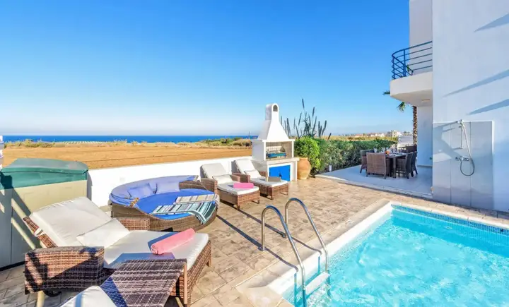 Паралимни: Villa Bella
