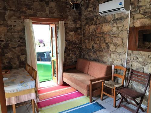 Лофу: Iolandi House