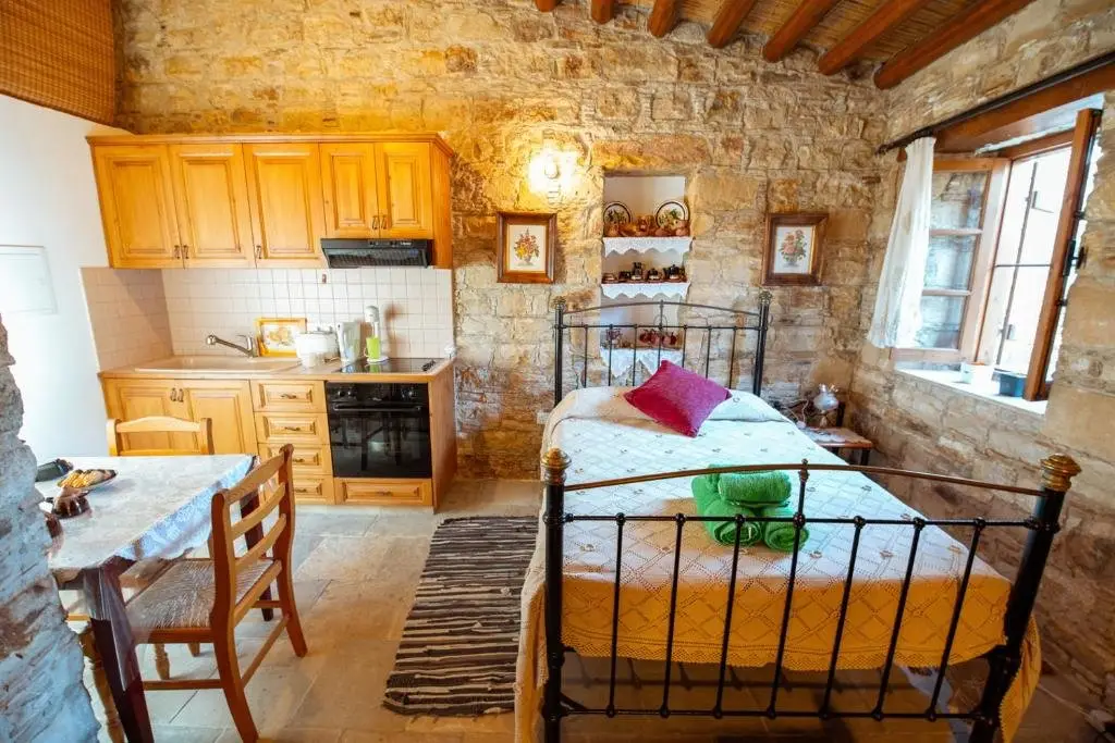 Лофу: Constantias Stone Houses