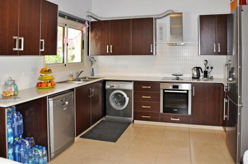 Перволия: Ameli Beach House