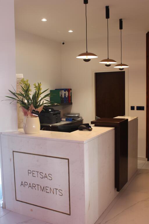 Пейя: Petsas Apartments & Tavern