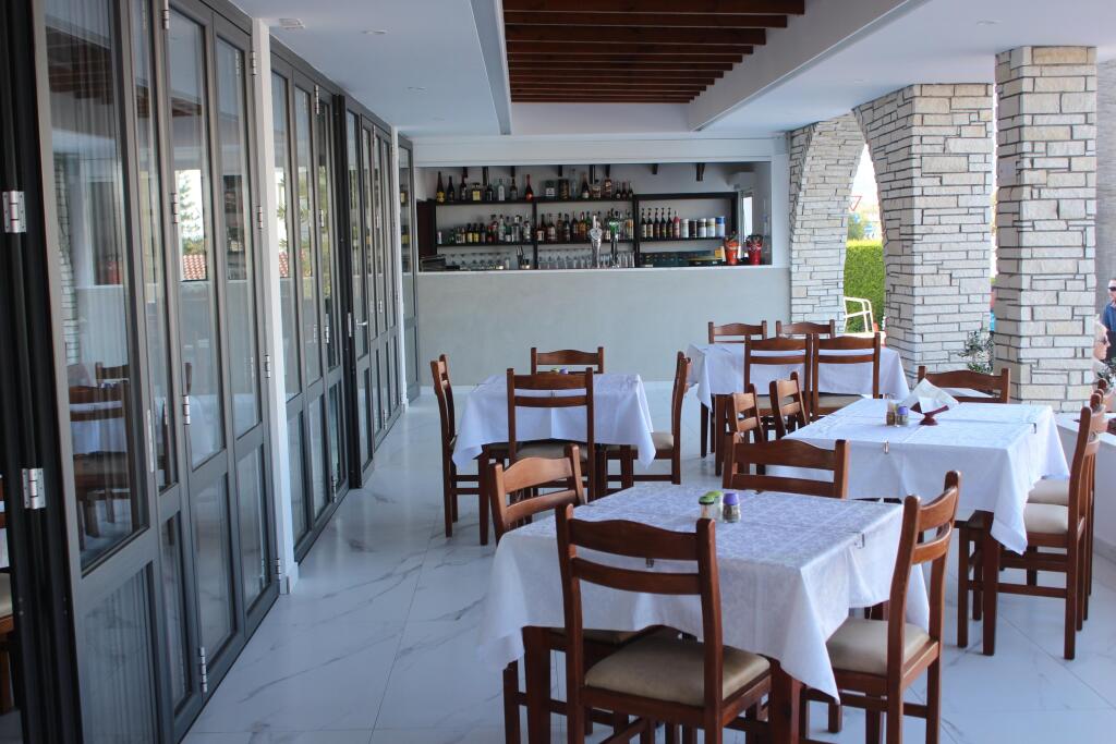 Пейя: Petsas Apartments & Tavern