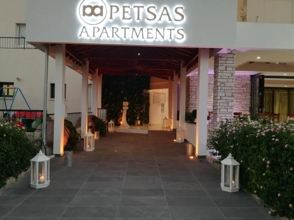Пейя: Petsas Apartments & Tavern