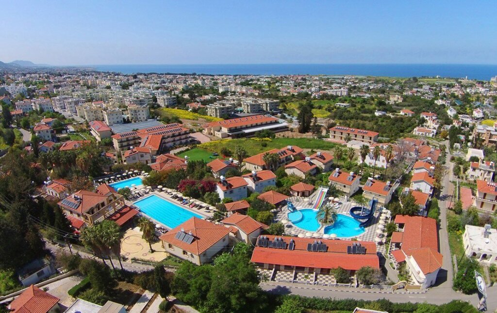 Кирения: Pitoresk Holiday Village