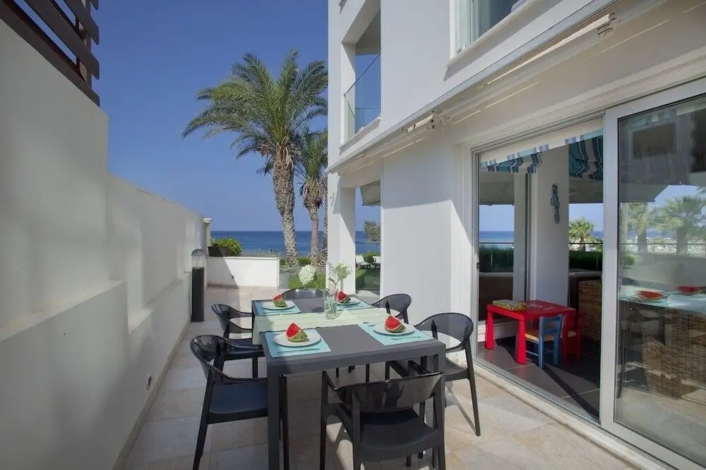 Паралимни: Trident Beach Front Suite