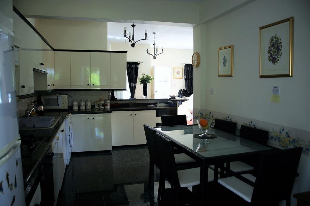 Ларнака: Bobby S Beach House