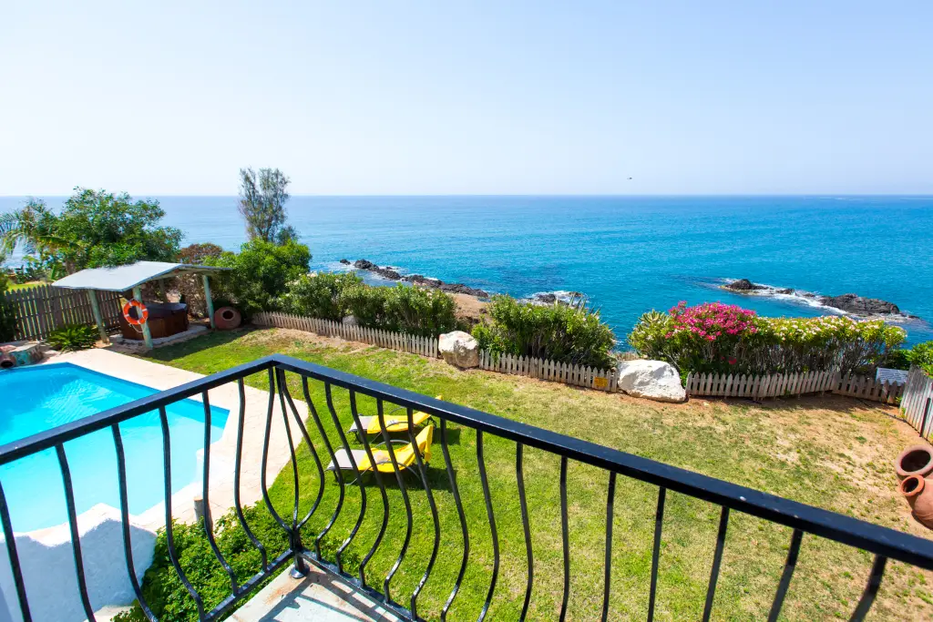 Помос: Villa Clarissa & Carmel’s View