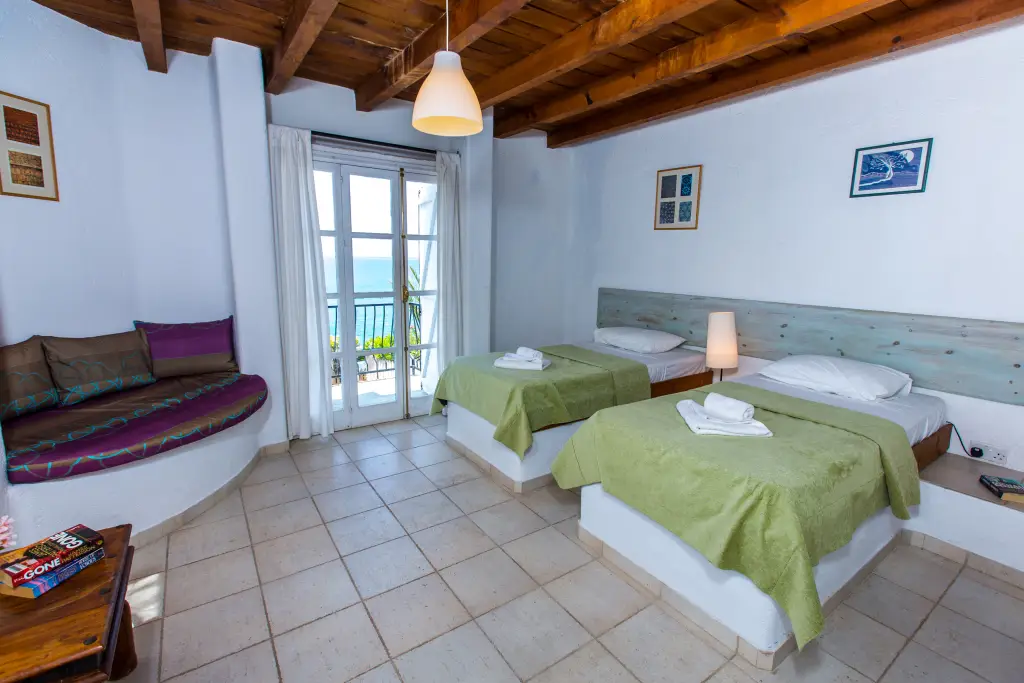 Помос: Villa Clarissa & Carmel’s View