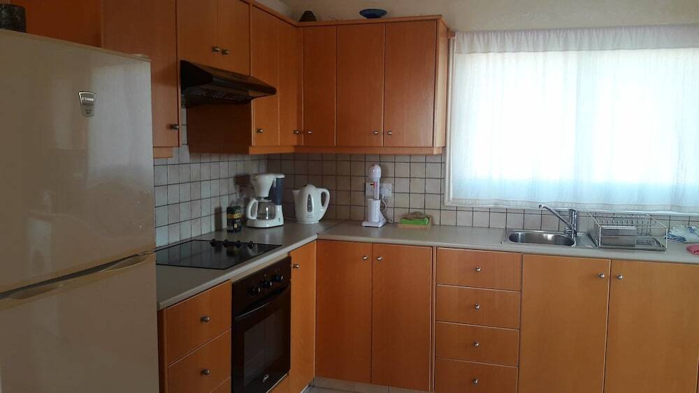 Паралимни: Golden Sea View Apartment