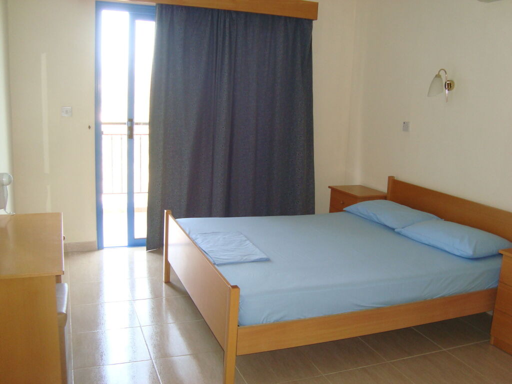 Нео Хорио: Socrates Apartments