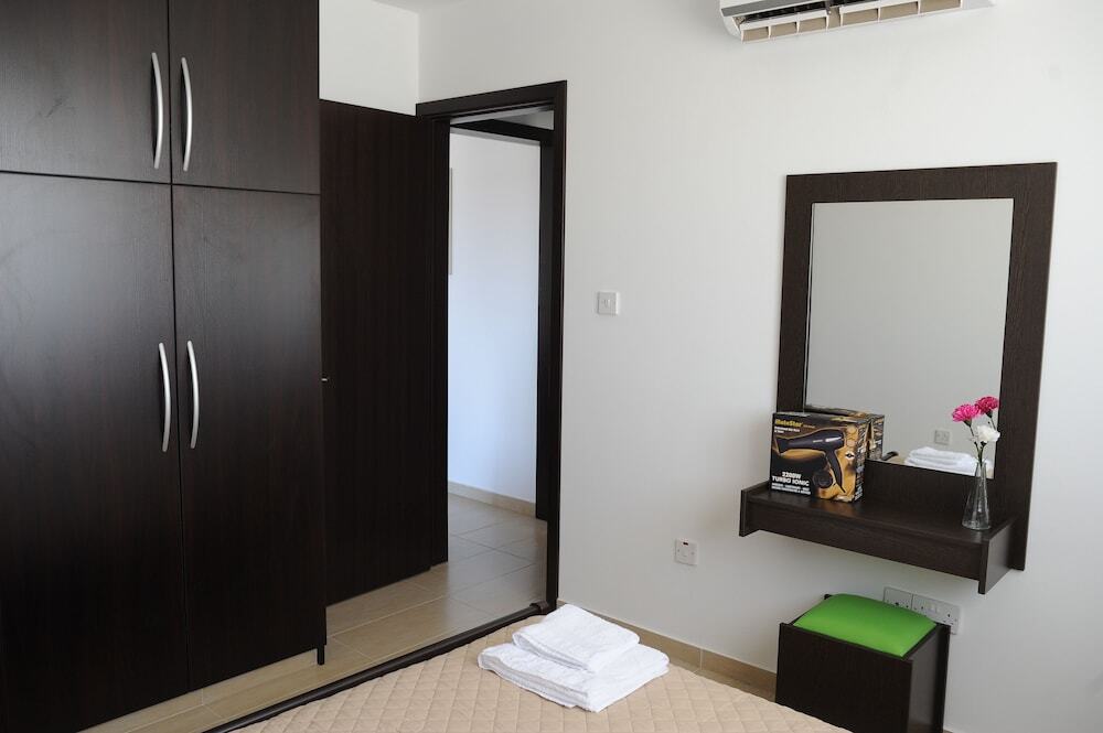 Кити: Kiti Deluxe Apartments