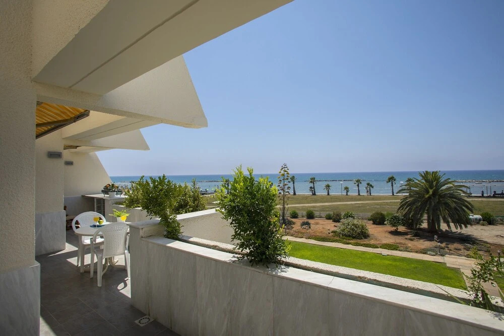 Ларнака: Lordos Sunshore Beachfront Suite