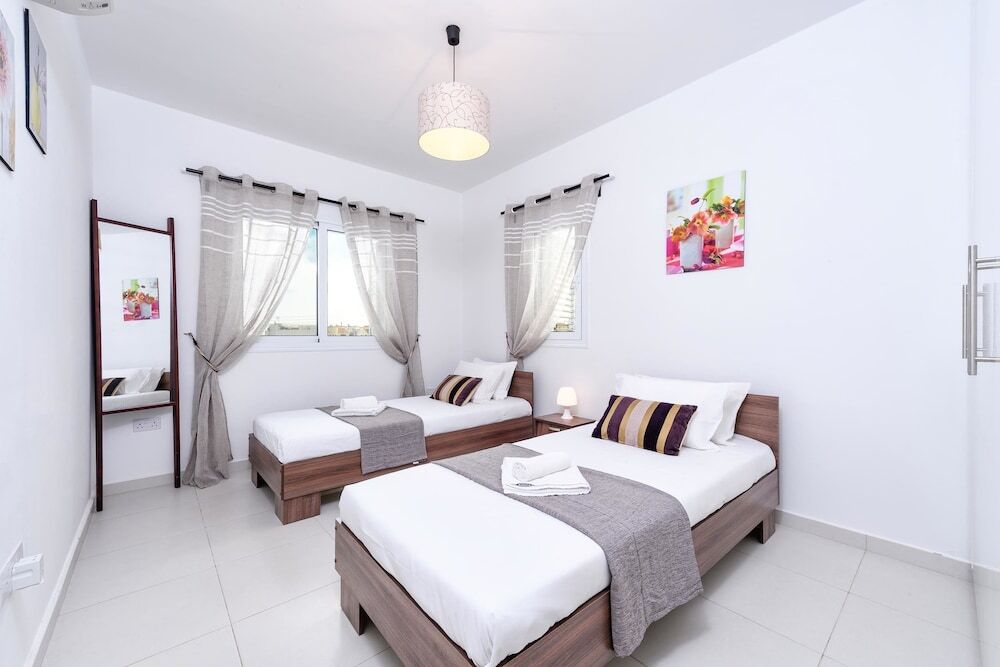 Паралимни: Villa Martina