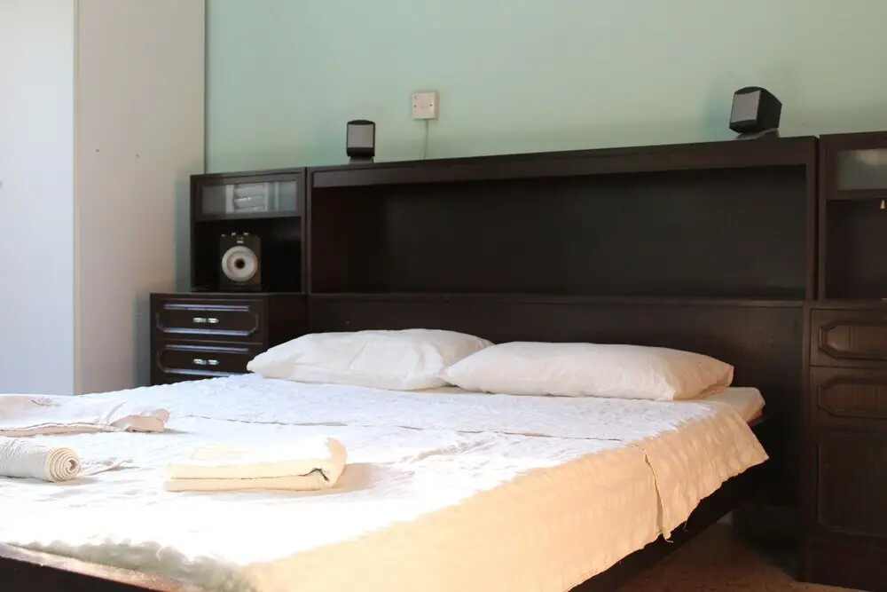 Цери: Costas Hostel Action