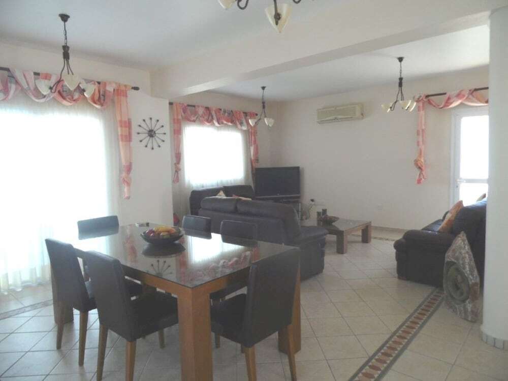 Паралимни: Villa Malamar
