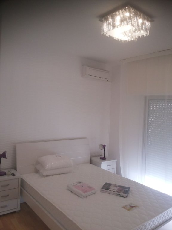 Агиос Тихонас: 3 Bedroom Apartment with Sea View