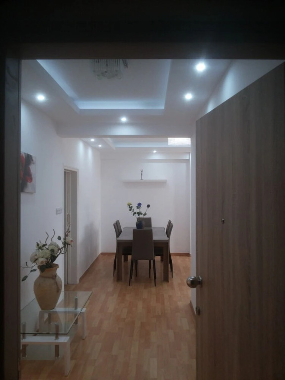 Агиос Тихонас: 3 Bedroom Apartment with Sea View